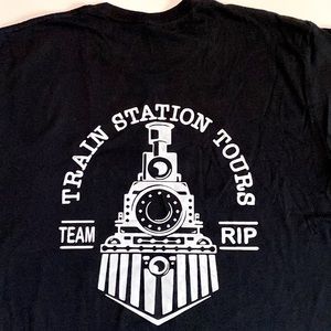 NEW GILDAN YELLOWSTONE TEAM RIP TRAIN STATION TOURS BLACK DUTTON RANCH TEE LARGE